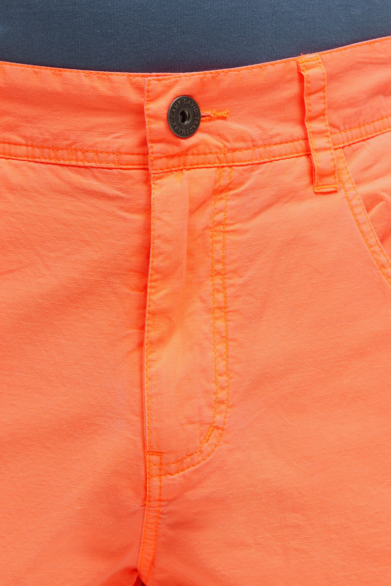 Cargo Shorts mit kleinen Label Prints
