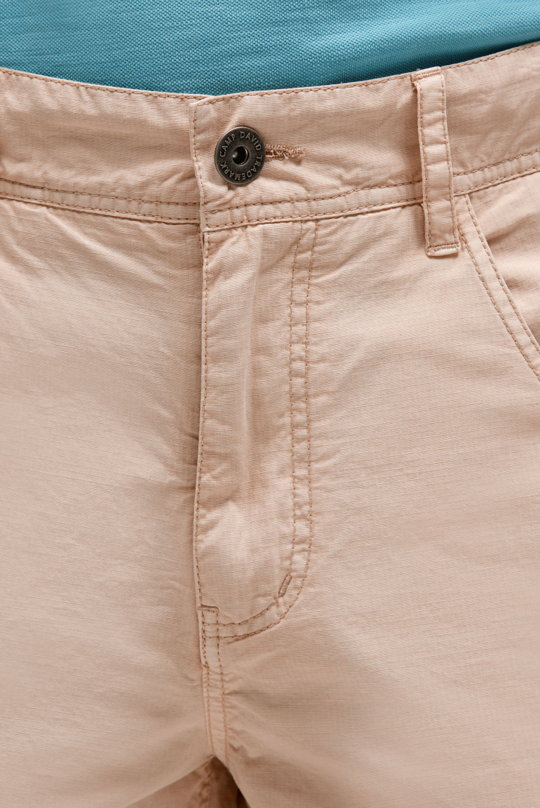 Cargo Shorts mit kleinen Label Prints