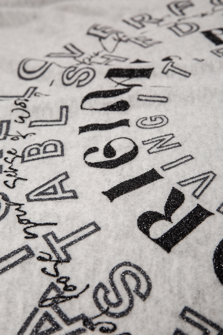 Dreieckstuch aus Flauschstrick mit Glitter Print