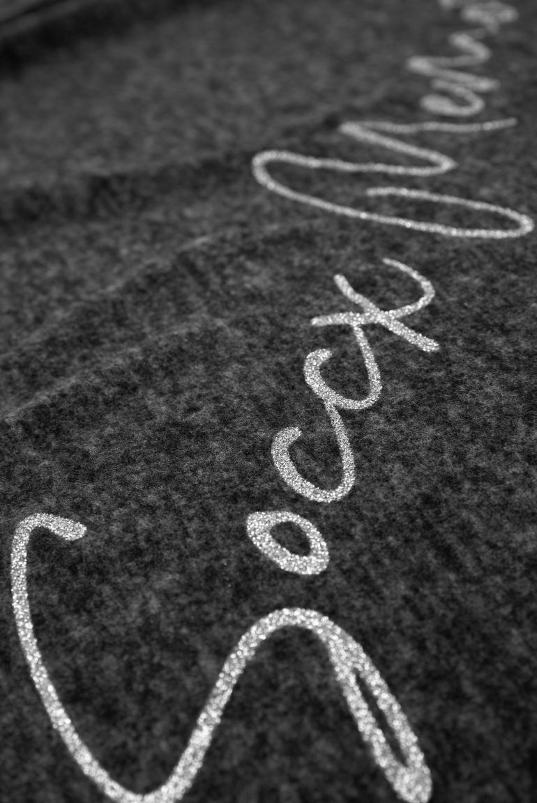 Dreieckstuch aus Flauschstrick mit Glitter Print