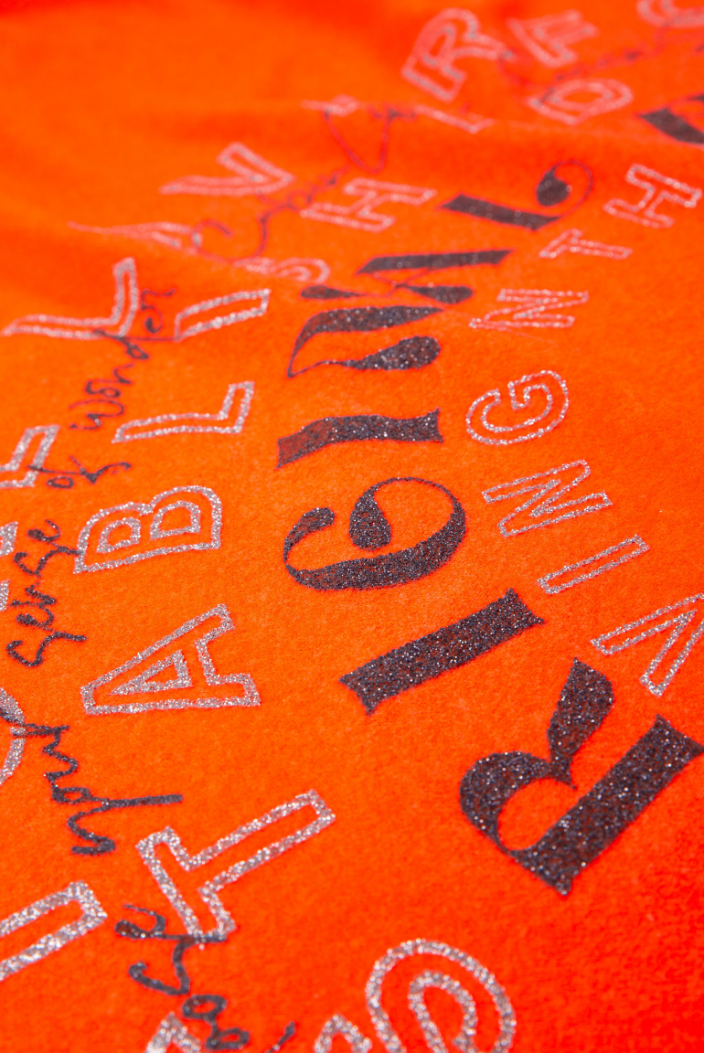 Dreieckstuch aus Flauschstrick mit Glitter Print