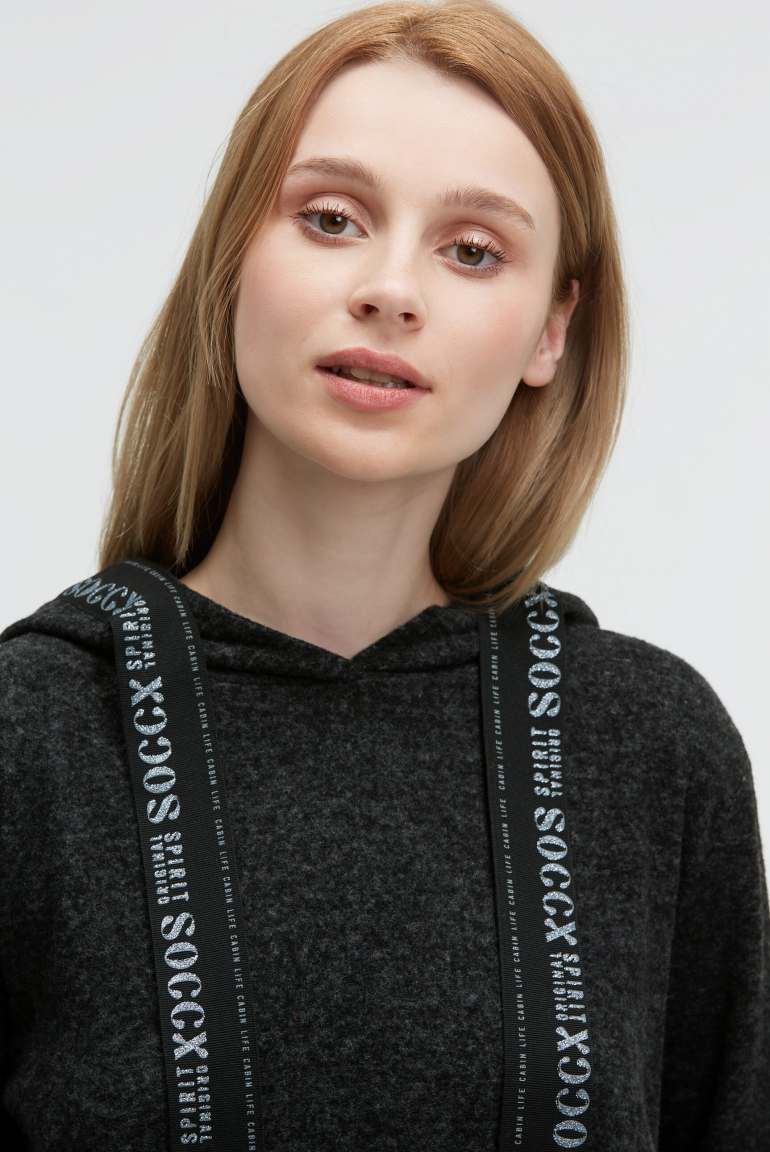 Flauschstrickpullover mit Logo-Tape an der Kapuze