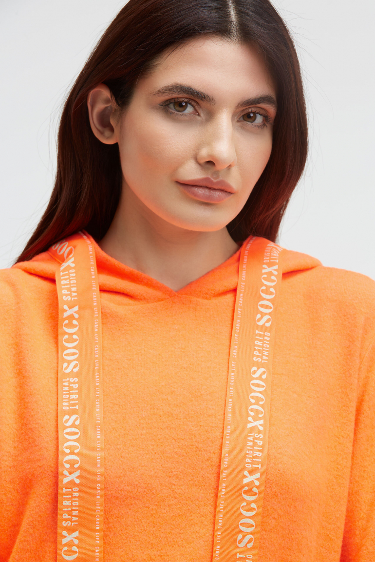 Flauschstrickpullover mit Logo-Tape an der Kapuze