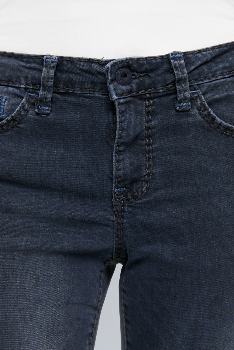 Jeans RO:MY mit breiten Nähten und gefärbter Innenseite