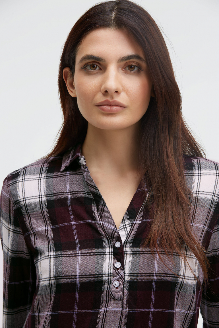 Karobluse mit kurzer Knopfleiste