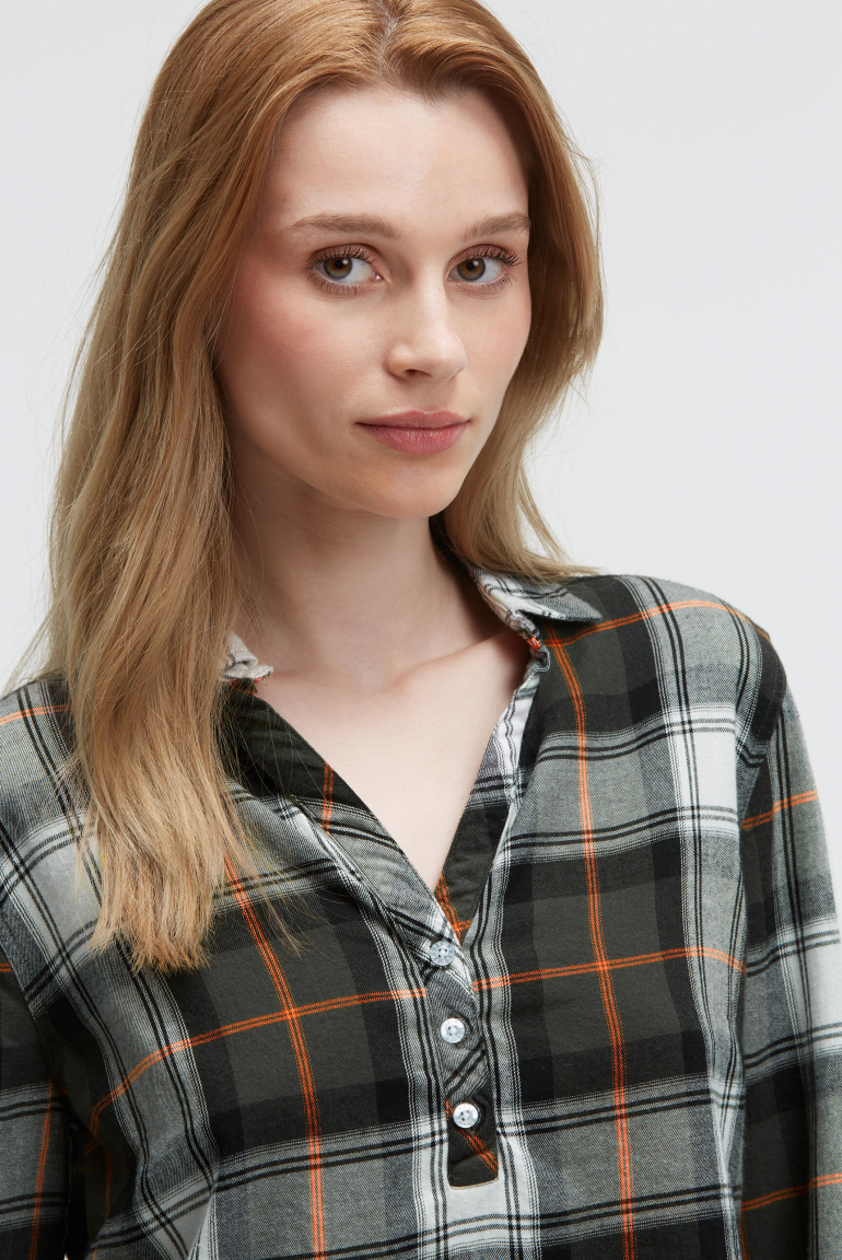 Karobluse mit kurzer Knopfleiste