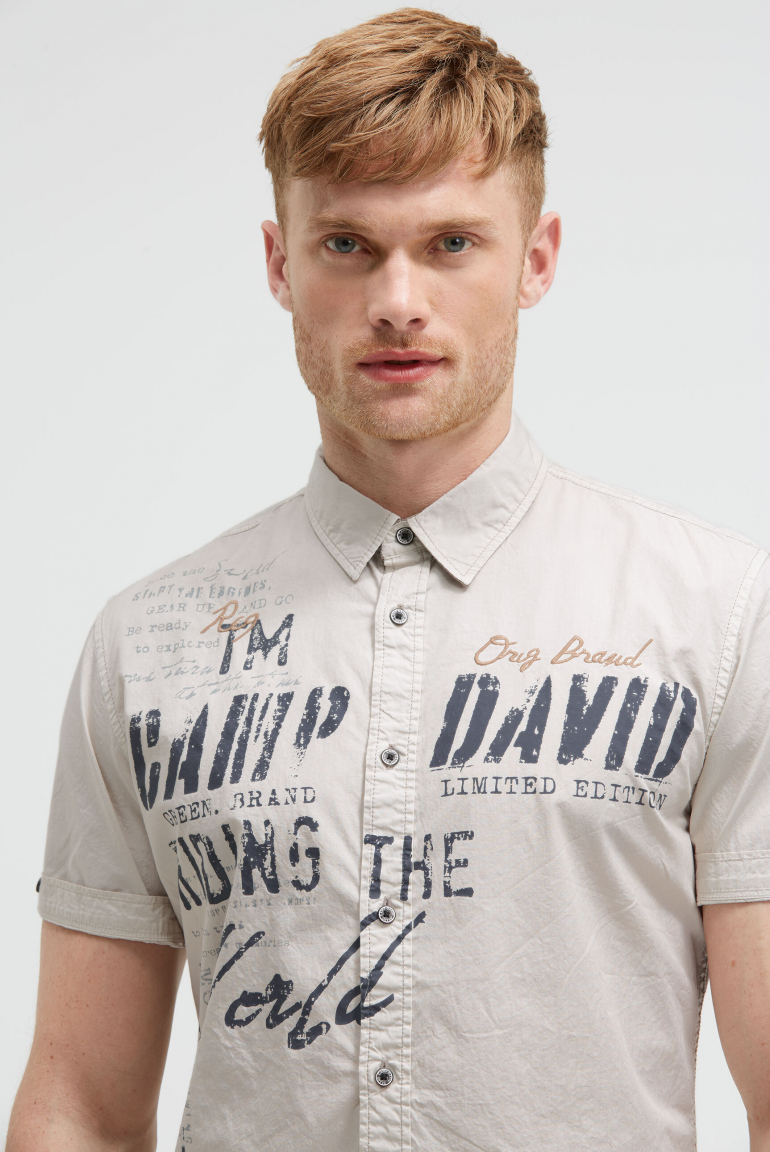 Kurzarmhemd mit Label Prints und Stickereien