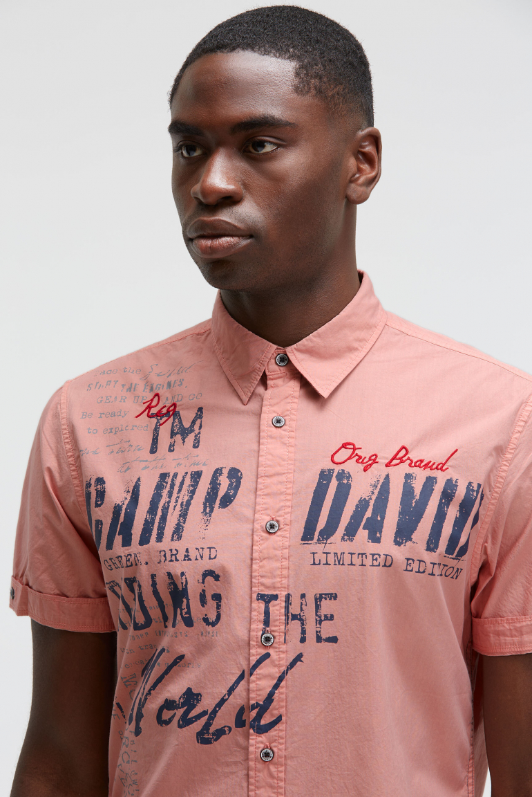 Kurzarmhemd mit Label Prints und Stickereien