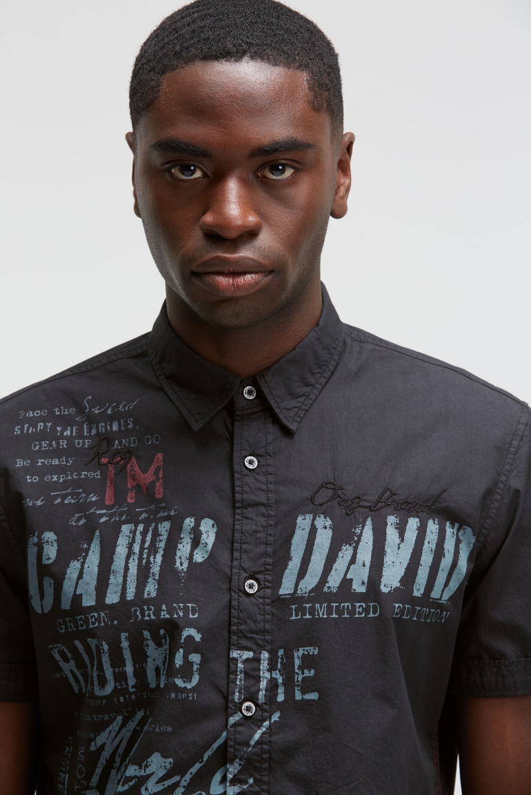 Kurzarmhemd mit Label Prints und Stickereien