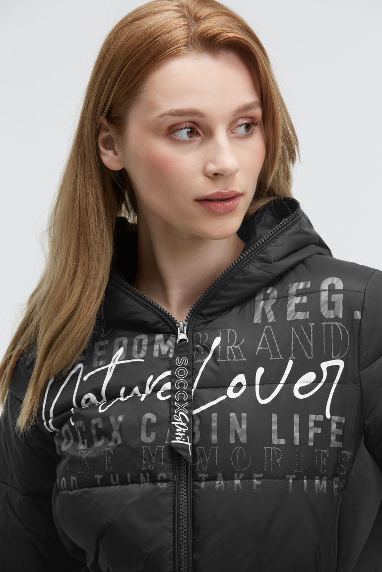 Kurze Steppjacke im Materialmix mit Kapuze