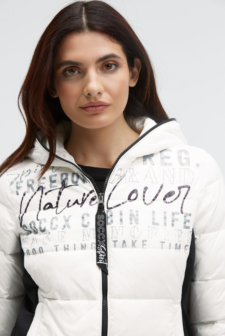 Kurze Steppjacke im Materialmix mit Kapuze