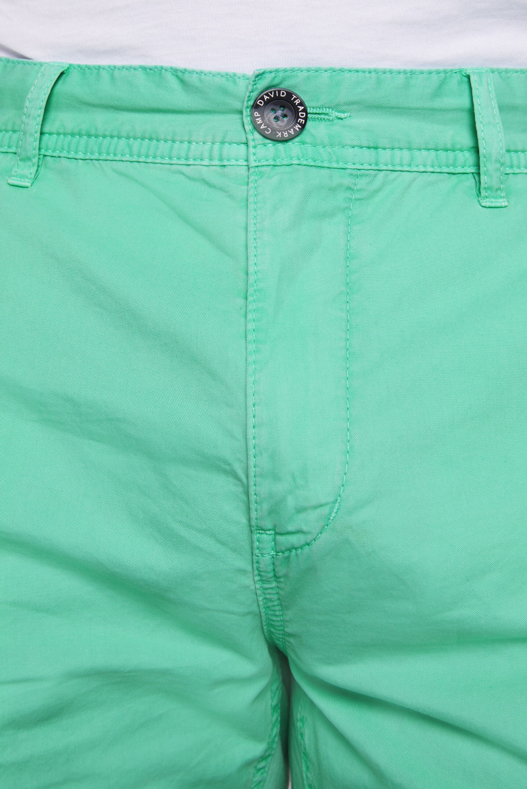 Leichte Chino Shorts mit Logostick