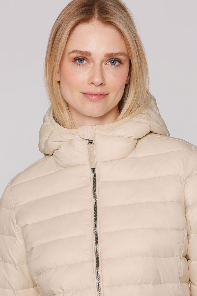 Leichter Steppmantel mit Kapuze