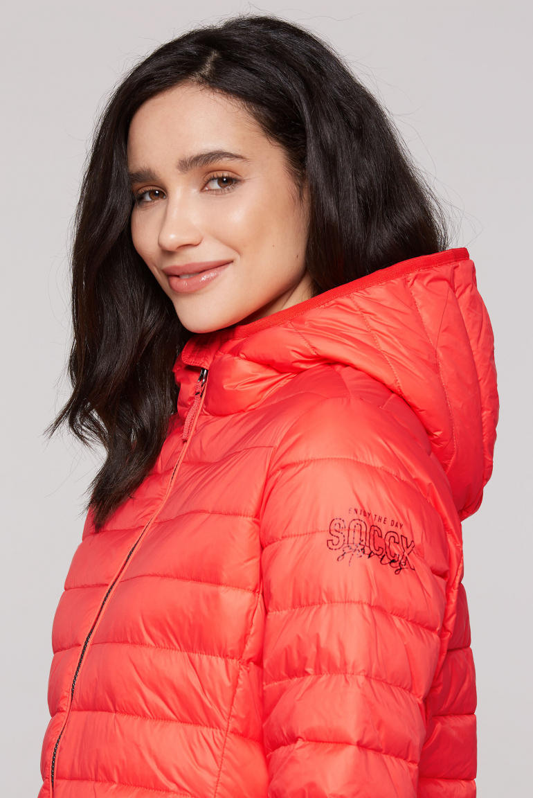 Leichter Steppmantel mit Kapuze