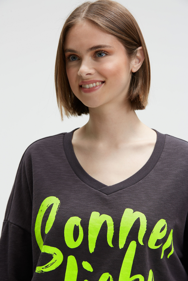 Oversized Sweatshirt mit V-Ausschnitt und Print