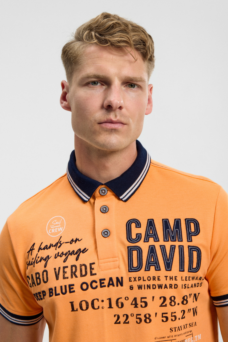 Pikee-Polo mit Label-Applikationen