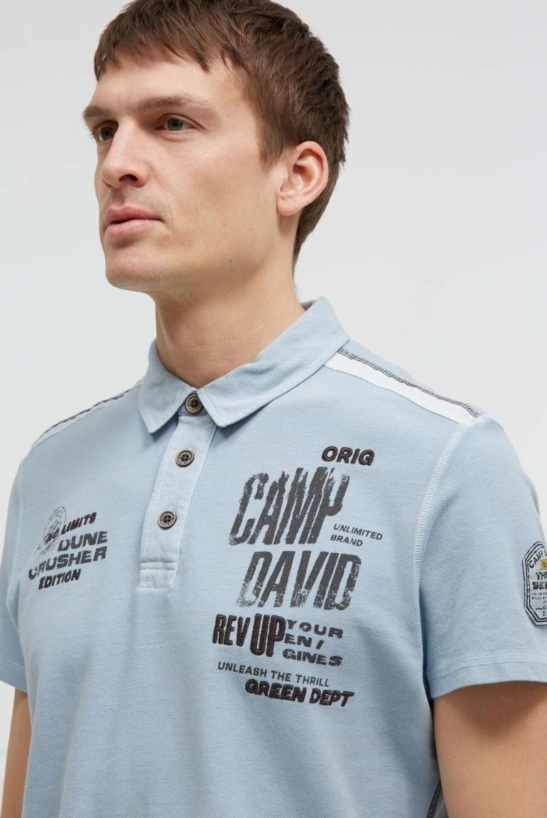 Pikee-Polo mit Tapes, Prints und Stickereien