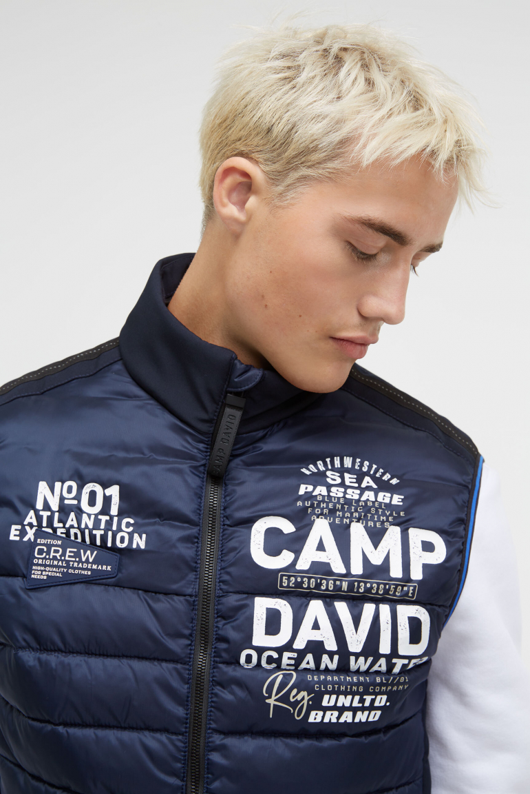 Steppweste im Materialmix mit Prints