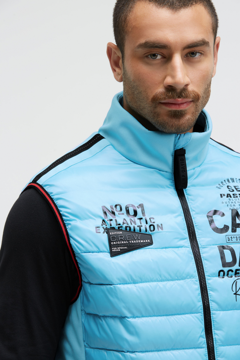 Steppweste im Materialmix mit Prints