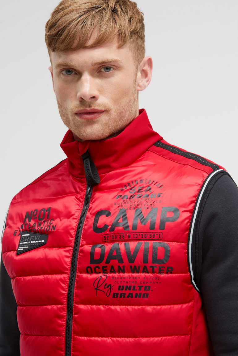 Steppweste im Materialmix mit Prints