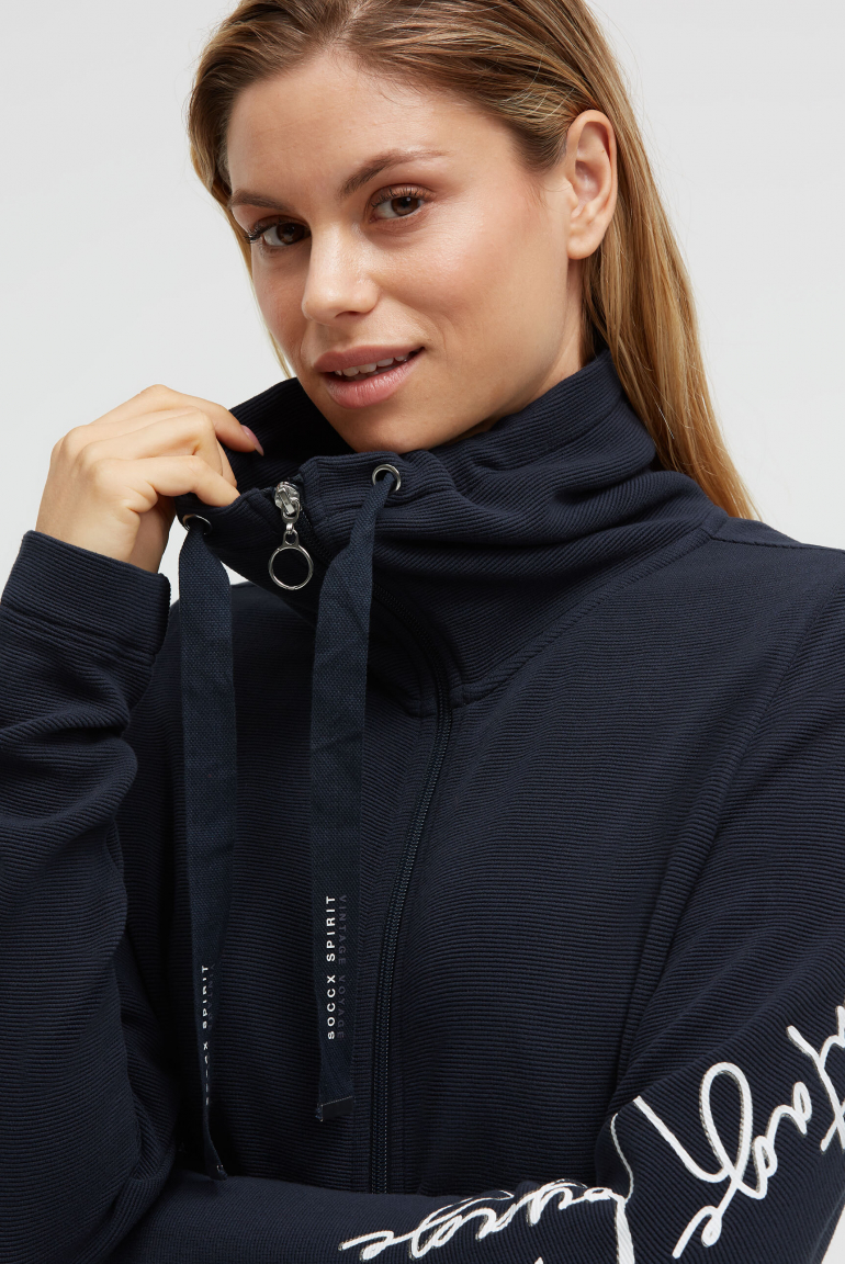 Strukturierte Sweatjacke mit hohem Kragen