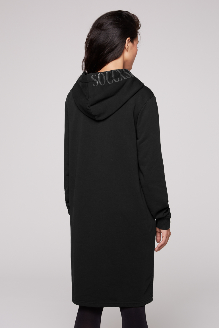 Sweatkleid mit Kapuze und Glossy Prints