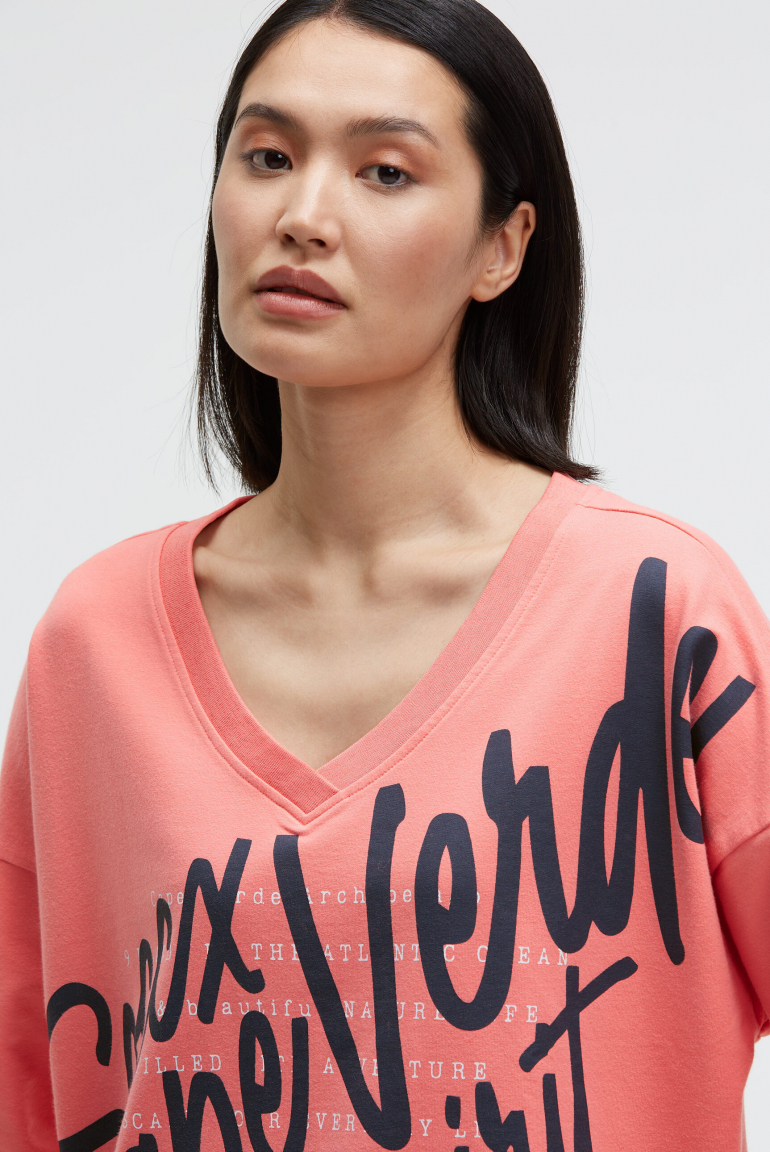 Sweatshirt mit V-Ausschnitt und Wording Print