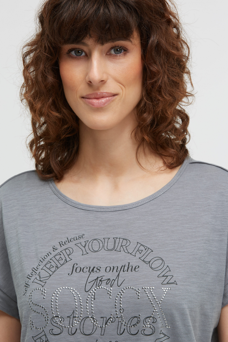 T-Shirt mit Artwork aus Schmucksteinen