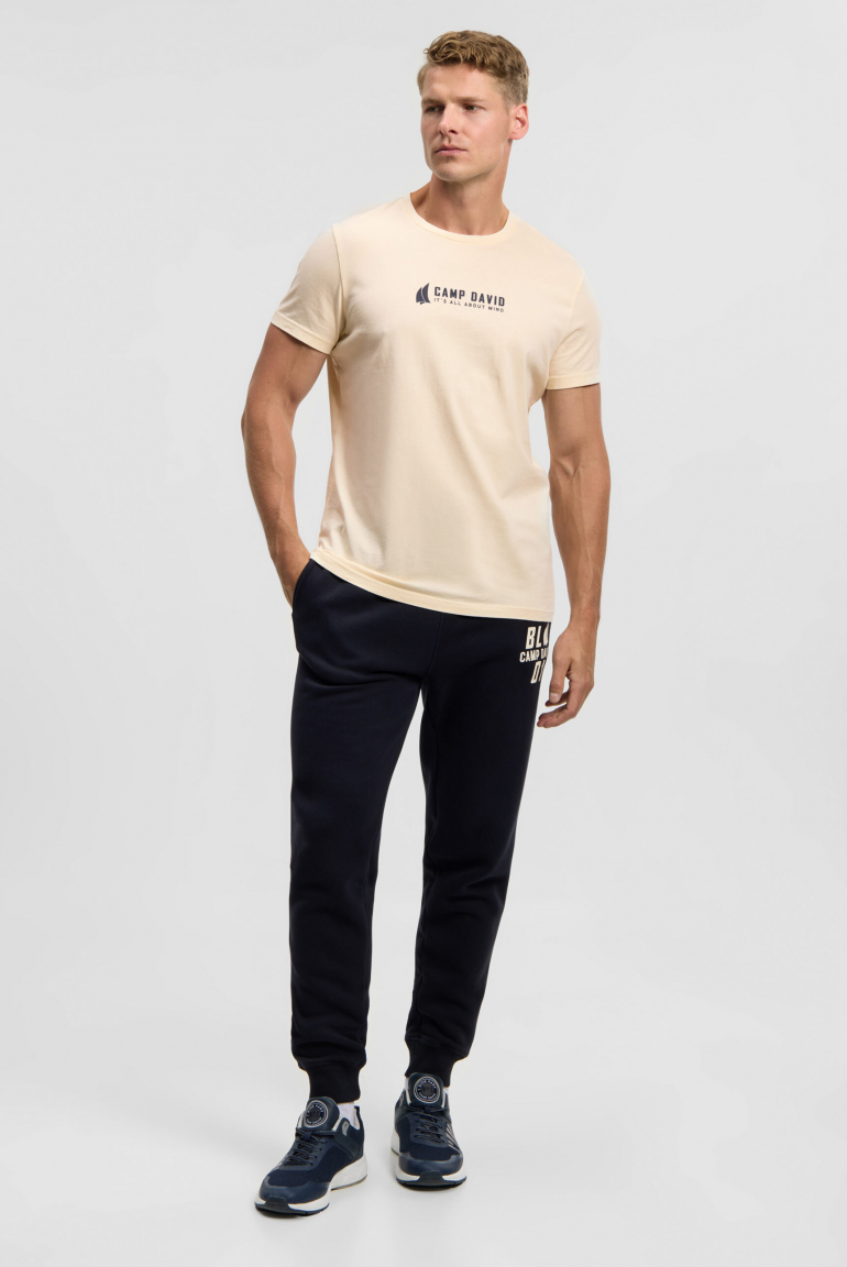 T-Shirt mit Label Print