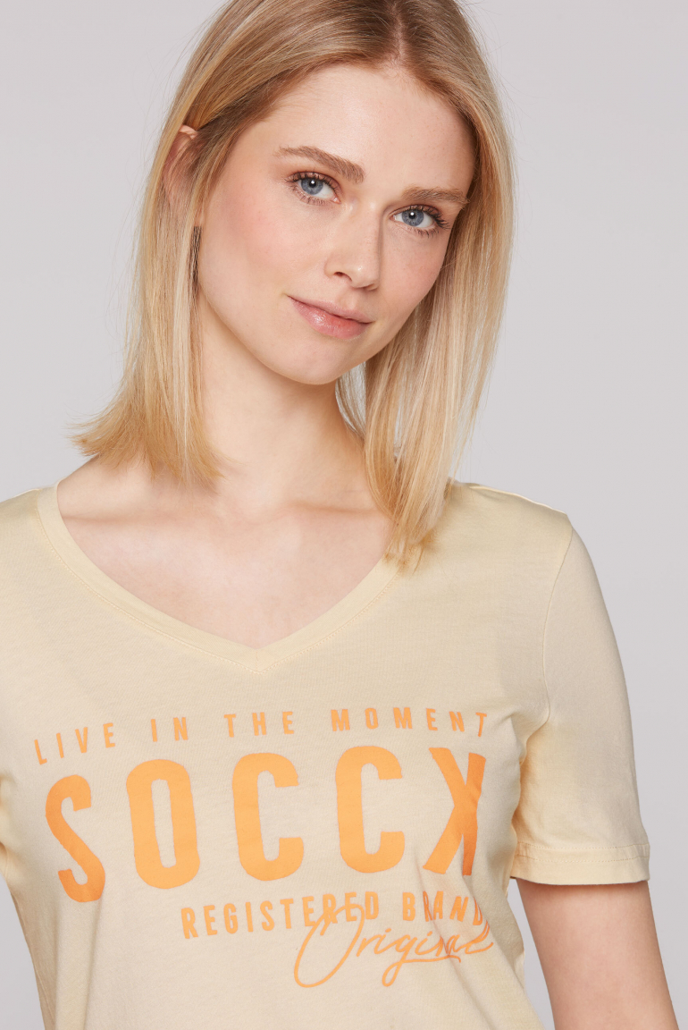 T-Shirt mit V-Ausschnitt und Logo Print