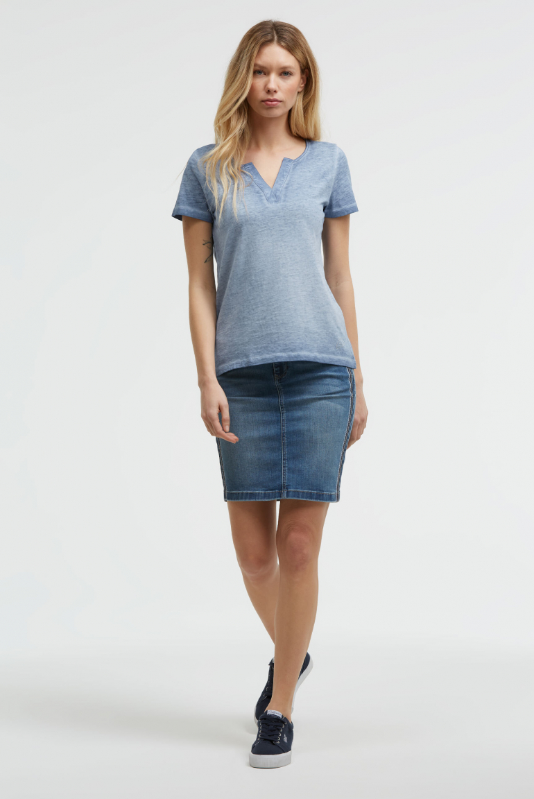 T-Shirt mit V-Cut und Rückenprint
