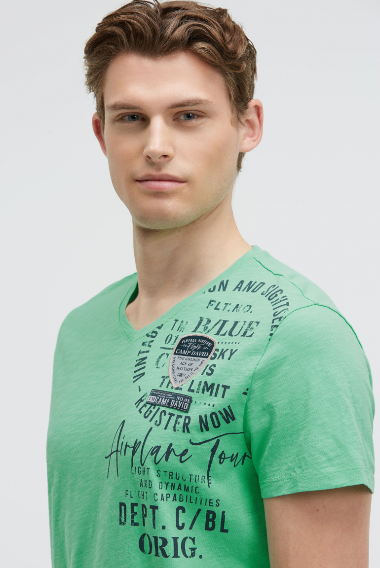 T-Shirt V-Neck mit Used Prints und Patches
