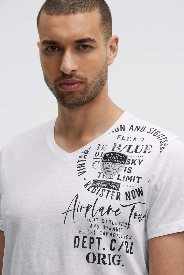 T-Shirt V-Neck mit Used Prints und Patches