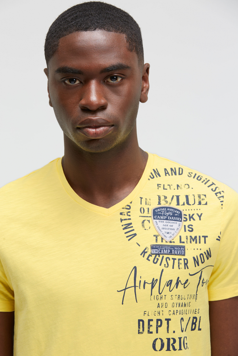 T-Shirt V-Neck mit Used Prints und Patches