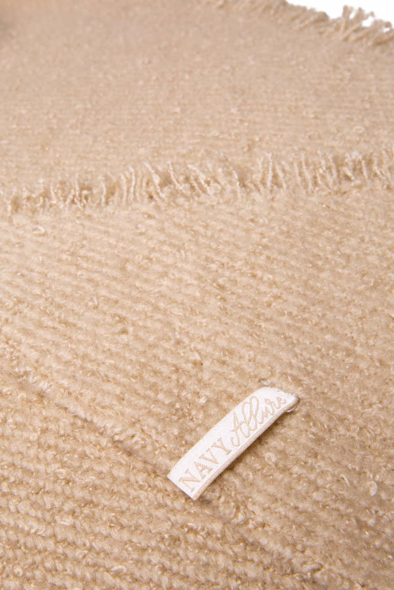 Triangle-Schal aus Bouclégarn