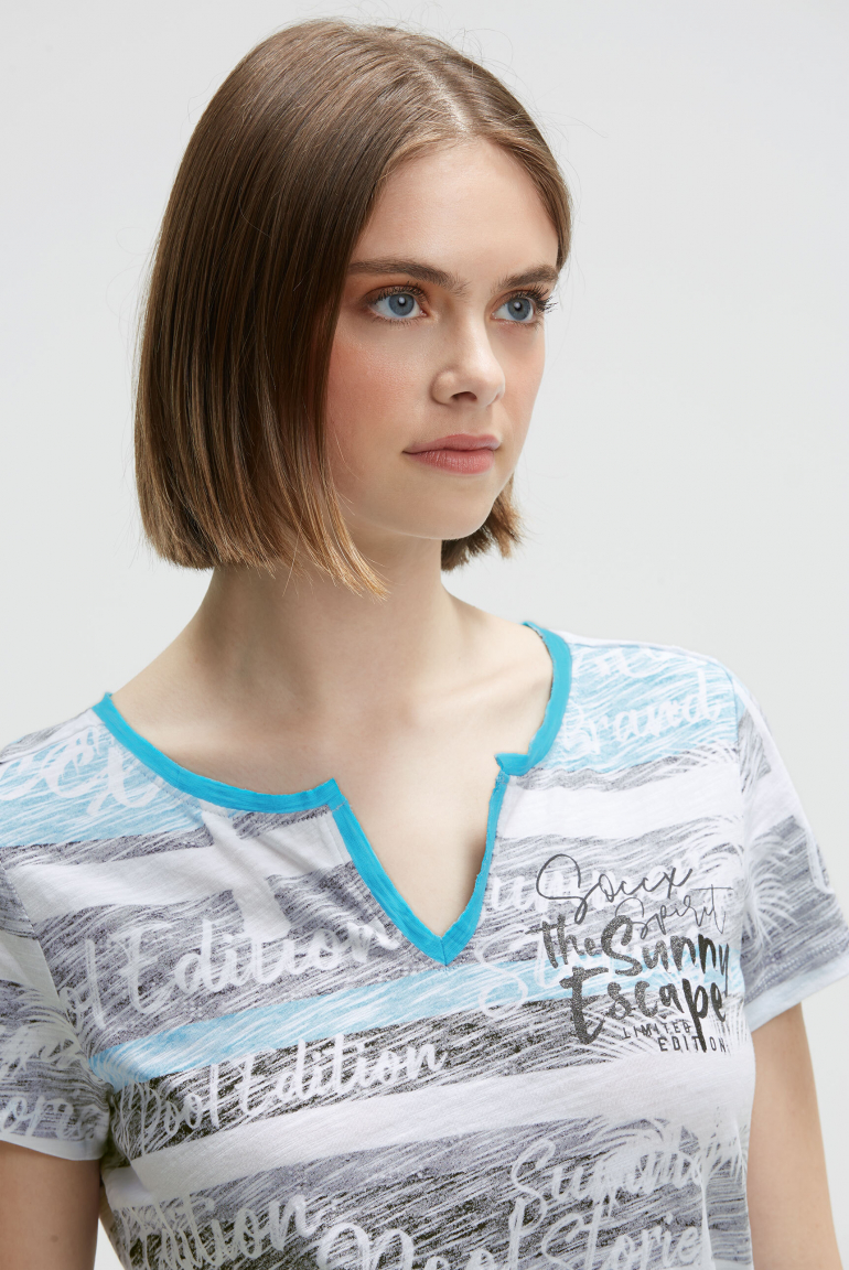 V-Shirt mit All-Over-Streifen- und Logo-Prints