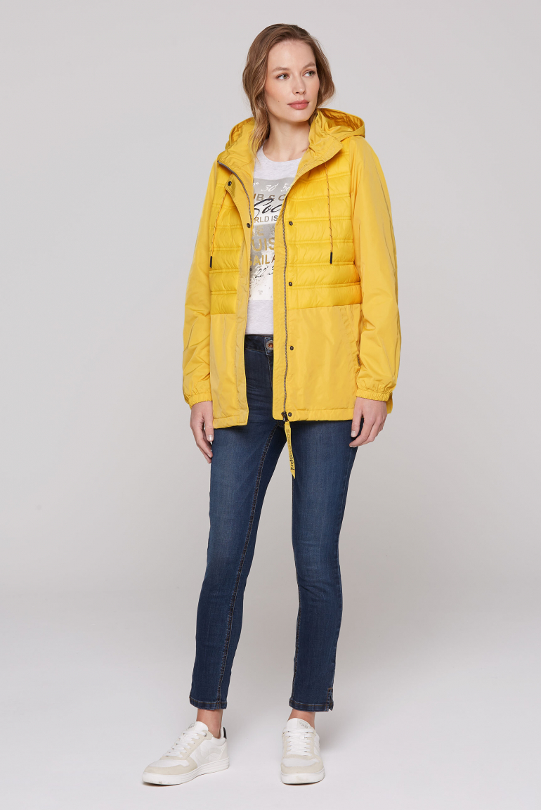 Windjacke mit Kapuze im Materialmix