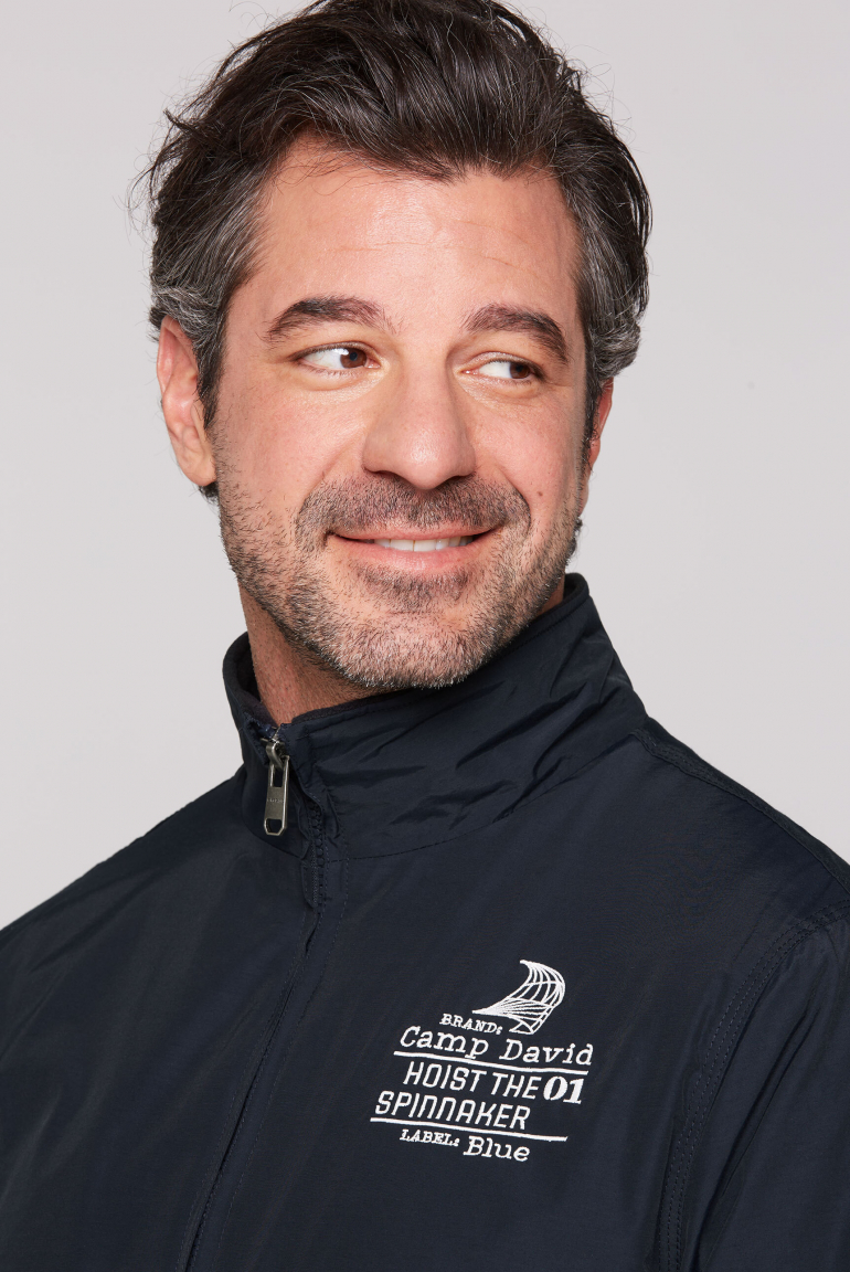 Windjacke mit kleinen Logo-Stickereien