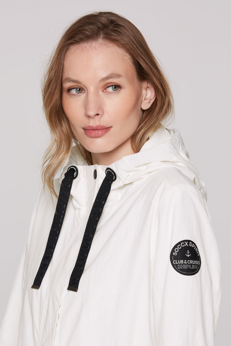 Windparka mit Kapuze und Logo-Details