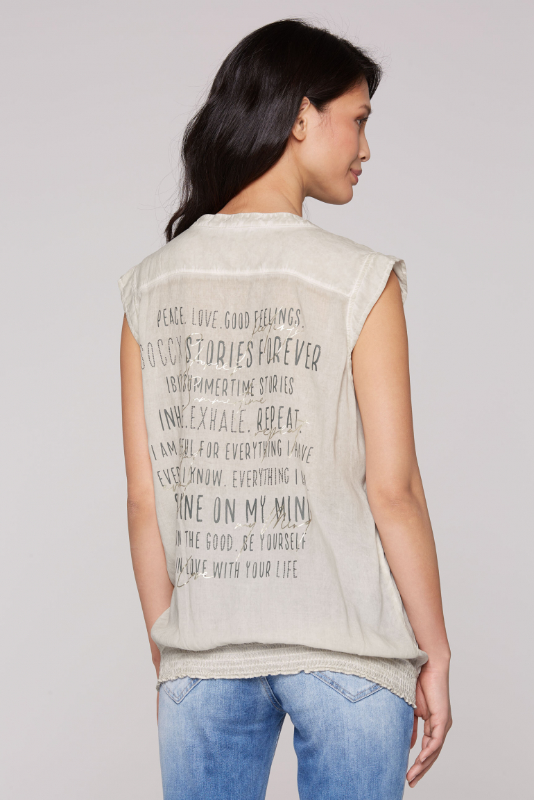 Ärmellose Bluse mit gesmoktem Saum und Rückenprint