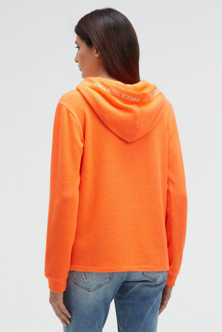 Flauschstrickpullover mit Logo-Tape an der Kapuze