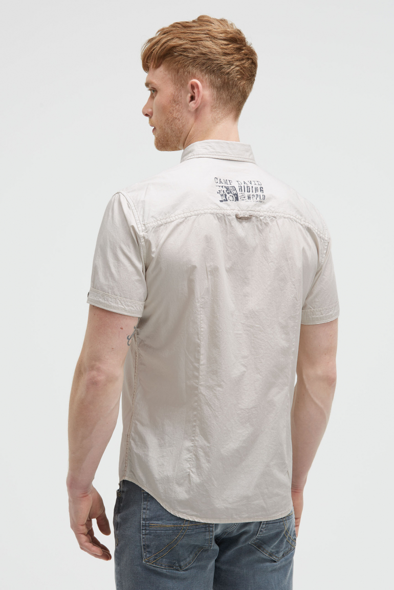 Kurzarmhemd mit Label Prints und Stickereien