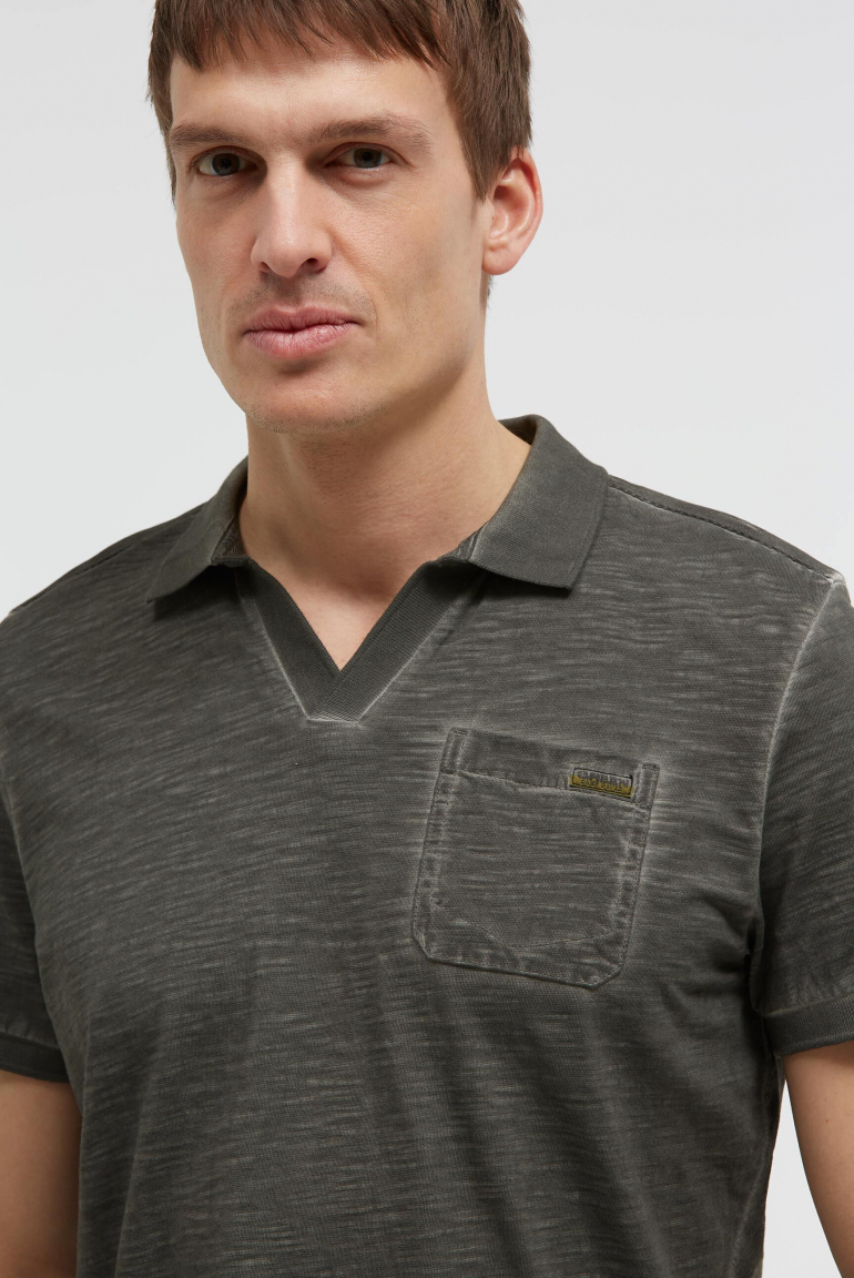Kurzarmpolo mit V-Neck und Back-Print