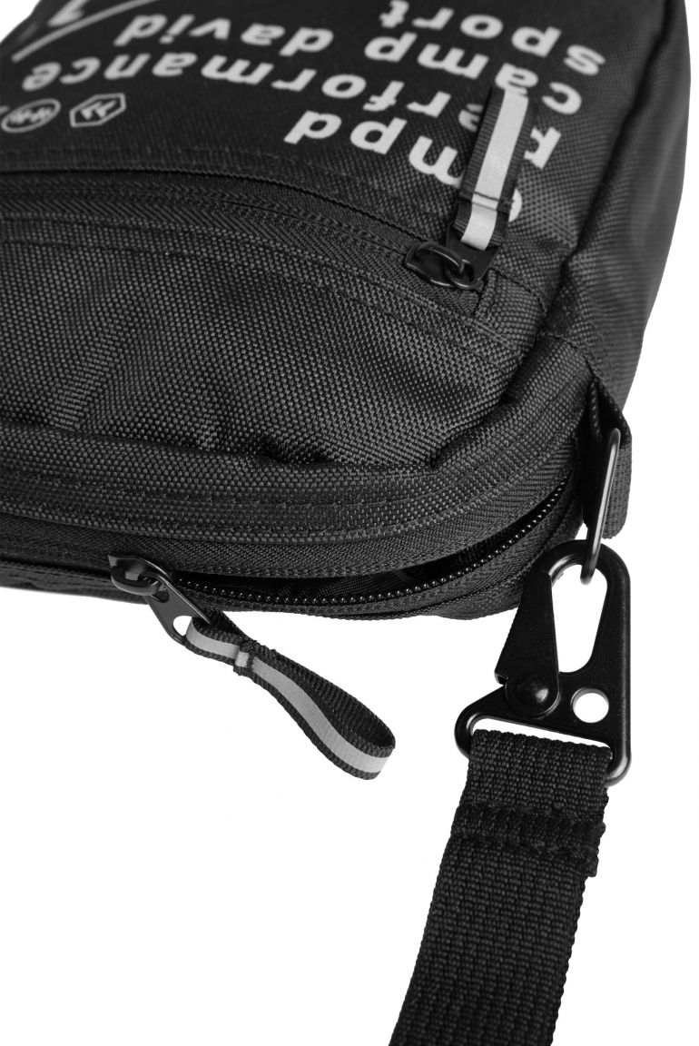 Leichte Crossbody Bag mit reflektierendem Print