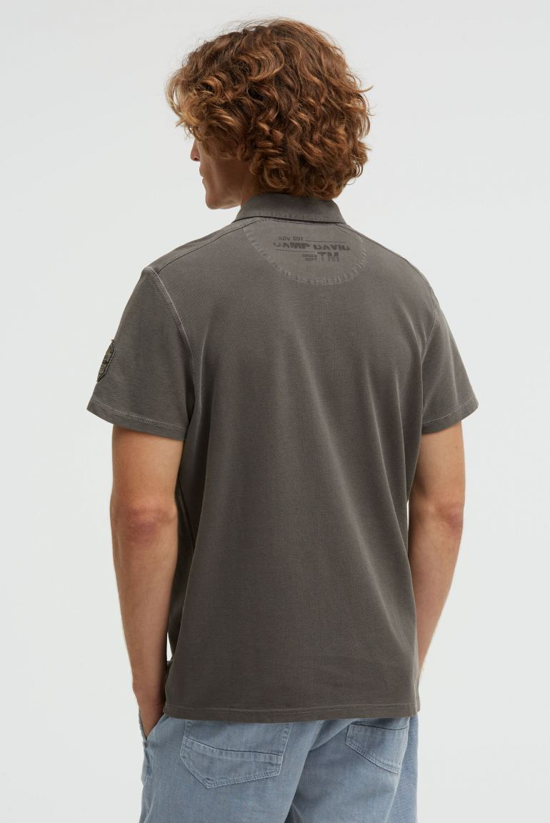 Pikee-Polo mit Tapes, Prints und Stickereien
