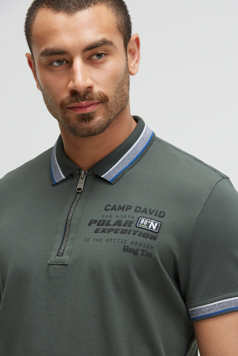 Pikee-Polo mit Zipper und Rücken-Artwork