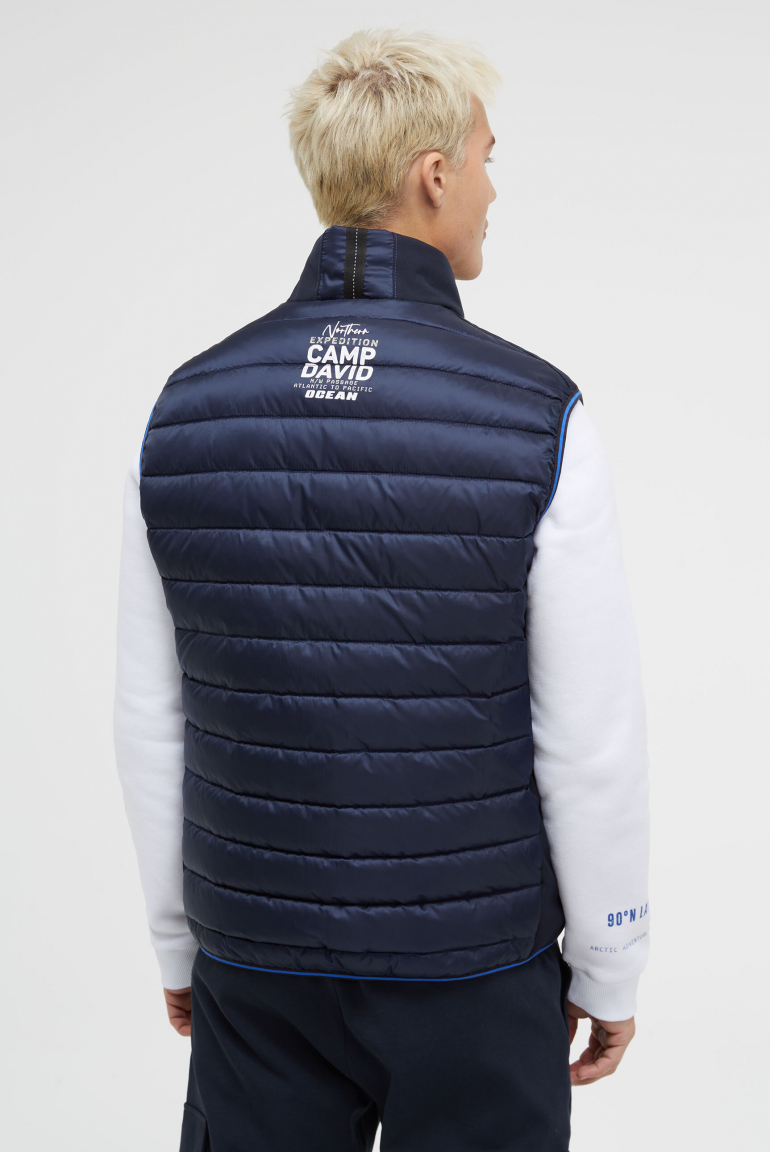 Steppweste im Materialmix mit Prints