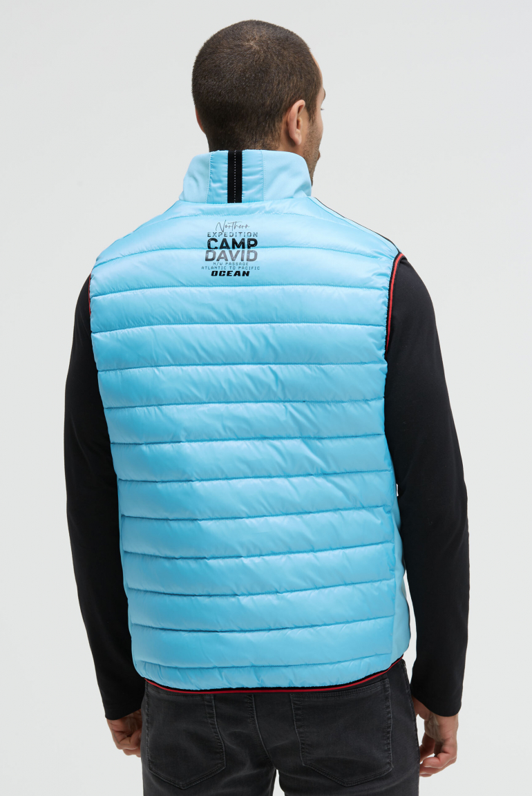 Steppweste im Materialmix mit Prints