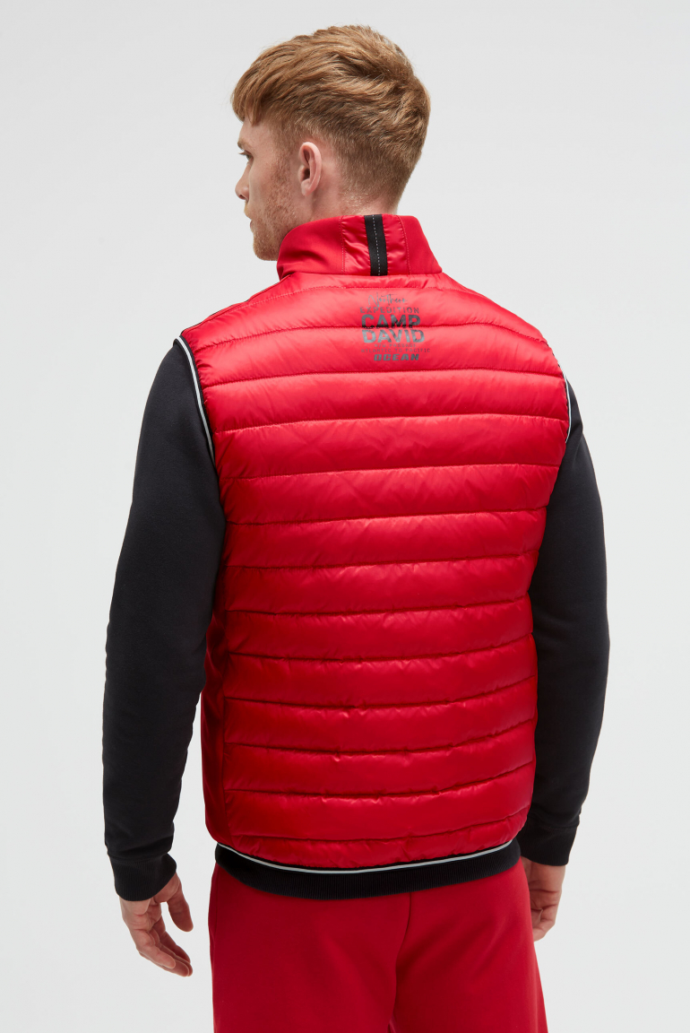 Steppweste im Materialmix mit Prints