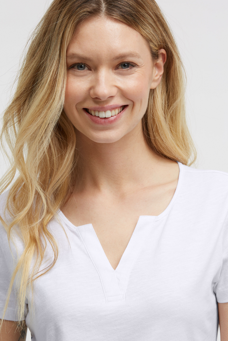 T-Shirt mit V-Cut und Rückenprint